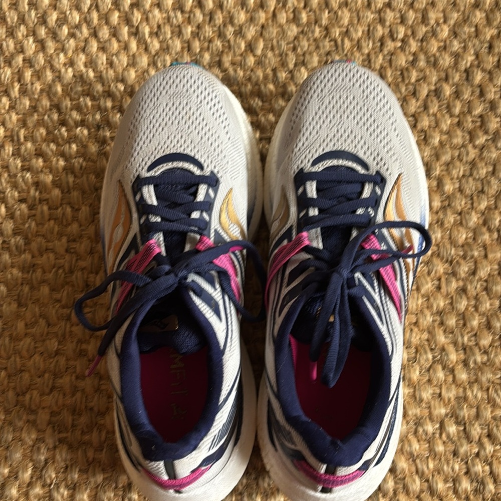 Saucony Women's Size 8 Running Shoes - Picture 3 of 9